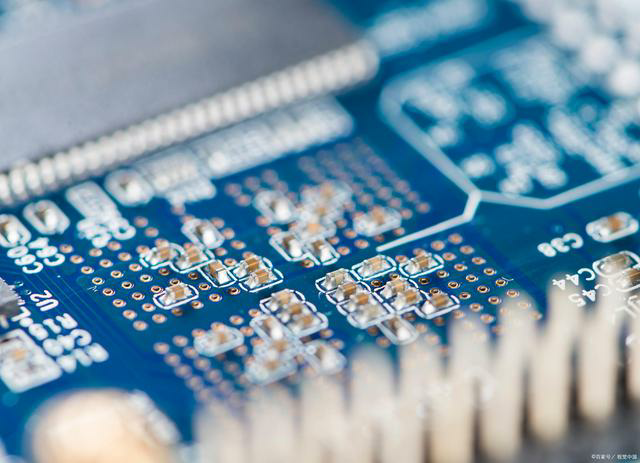 電路板生產(chǎn)鉆孔時如何選擇墊板？